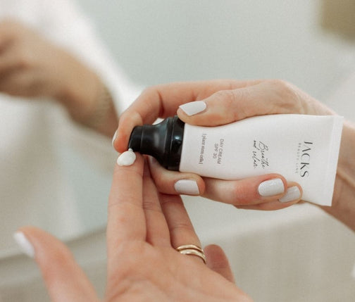 Die JACKS beauty line Day Cream wird aus der Tube auf die Fingerkuppe gedrückt Die JACKS beauty line Day Cream wird aus der Tube auf die Fingerkuppe gedrückt