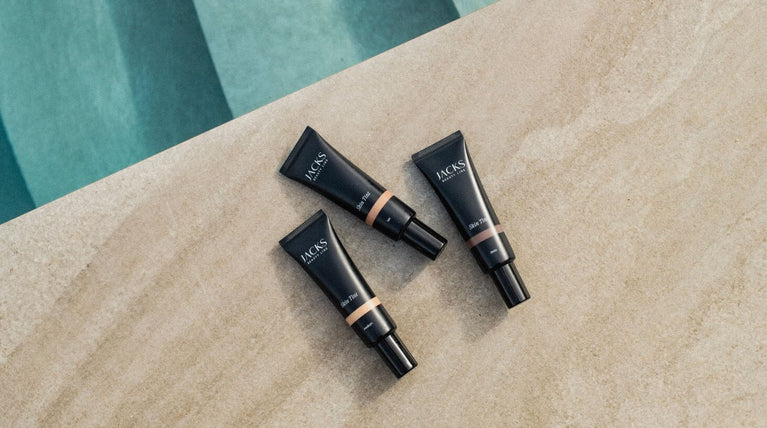 JACKS beauty line Skin Tint in Medium, tan und Deep am Poolrand liegend