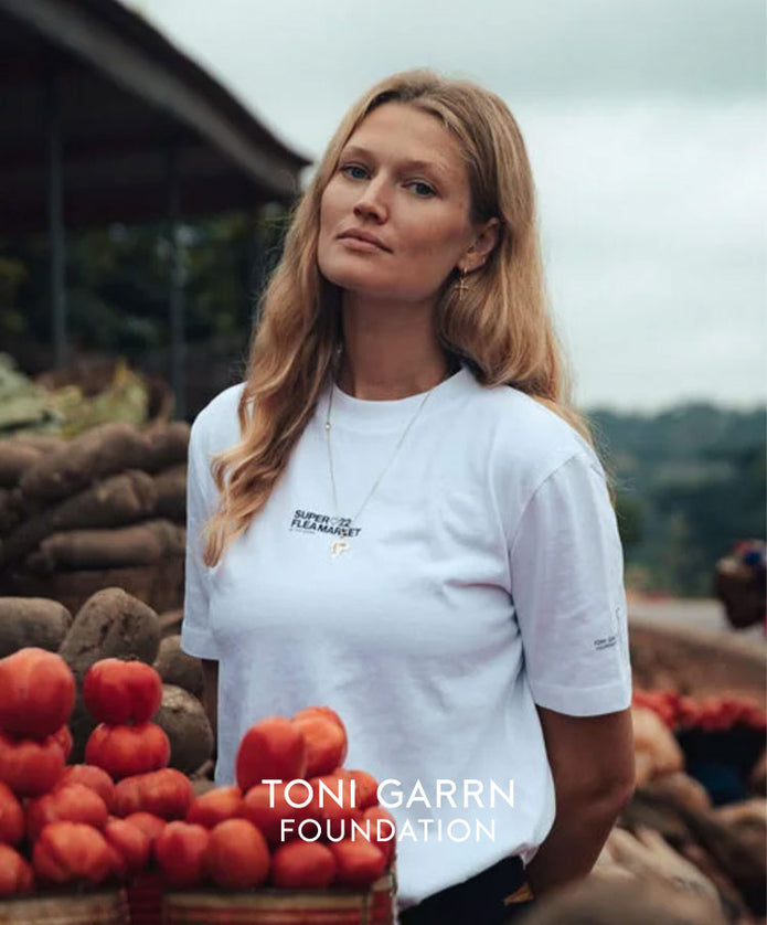 Model Toni Garrn im weißen T-Shirt für die Toni Garrn Foundation