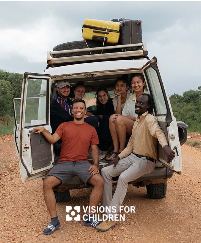 Junge Menschen verschiedener Herkunft in einem Van für Visions for Children