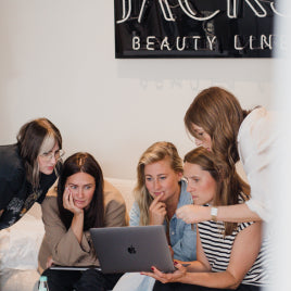 5 JACKS beauty line Miterarbeitinnen vor einem Laptop 5 JACKS beauty line Miterarbeitinnen vor einem Laptop