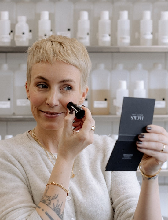 Miriam Jacks trägt den JACKS beauty line Cream Blush auf