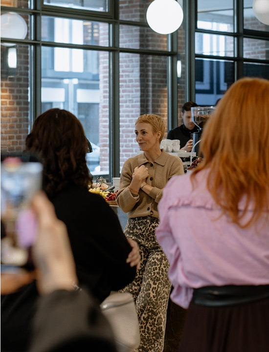 Miriam Jacks spricht vor vielen Frauen im JACKS beauty line Store
