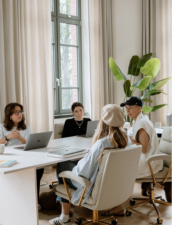 Miriam Jacks sitzt am Tisch mit dem Produktteam im JACKS beauty line Büro in Berlin
