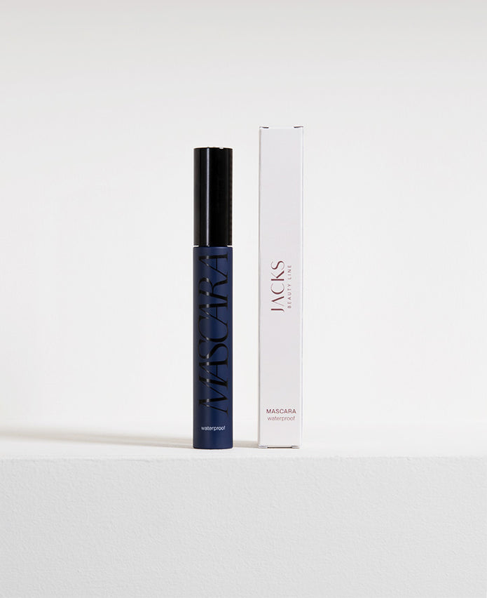 JACKS beauty line Wasserfeste Mascara steht neben der Verpackung