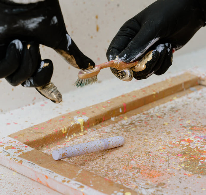 JACKS beauty line Pinselworkshop: Pinselrohling wird mit goldener Farbe bespritzt