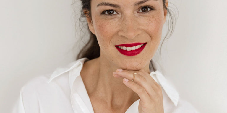 Wie trage ich roten Lippenstift richtig auf?