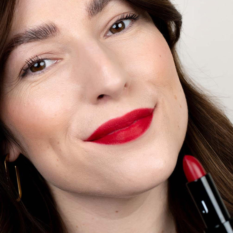 Wie trage ich roten Lippenstift richtig auf?