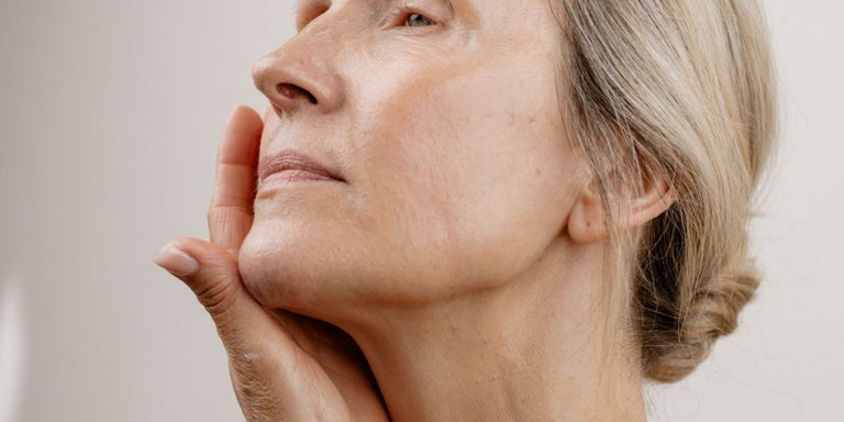 Unreine Haut mit 40: Die richtige Pflege für reife Haut