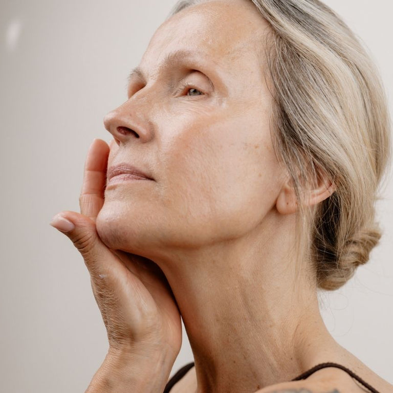 Unreine Haut mit 40: Die richtige Pflege für reife Haut