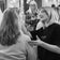 JACKS beauty line Make-up Atistin schminkt eine Kundin im Store