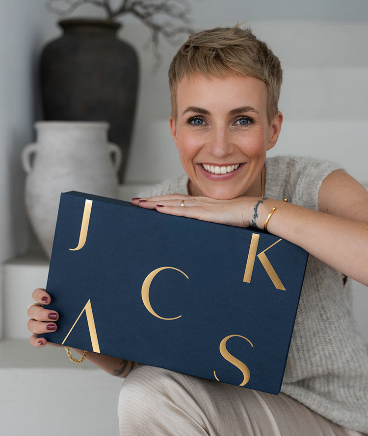 Miriam Jacks mit dem JACKS beauty line Adventskalender 2024