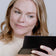 Leonie Scholl hält die JACKS beauty line Face Palette vor sich und schminkt sich