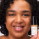 #farbwunsch_n-6, Frau trägt JACKS beauty line Glow Foundation im Gesicht und Flakon in der Hand