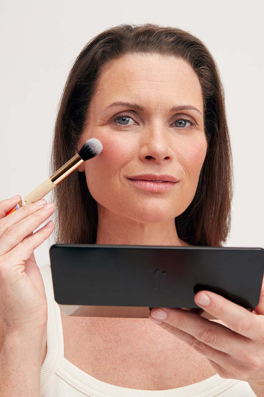 Frau trägt Blush mit dem JACKS beauty line Multi Blenderpinsel auf