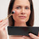 Frau trägt Blush mit dem JACKS beauty line Multi Blenderpinsel auf