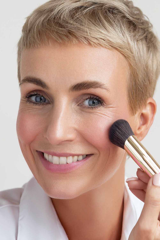 Miriam Jacks verblendet Cream Blush auf den Wangen mit dem JACKS beauty line #25 Pinsel