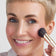 Miriam Jacks verblendet Cream Blush auf den Wangen mit dem JACKS beauty line #25 Pinsel