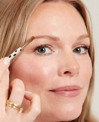 Beauty Expertin Leonie Scholl wendet den #4 Augenbrauenpinsel an 