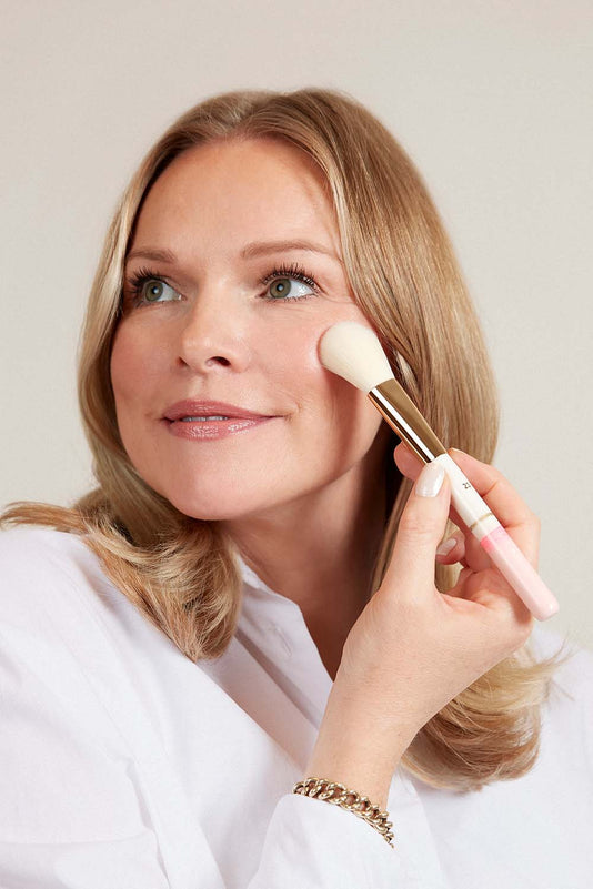 Leonie Scholl trägt Blush mit dem JACKS beauty line Präzisen Puderpinsel auf