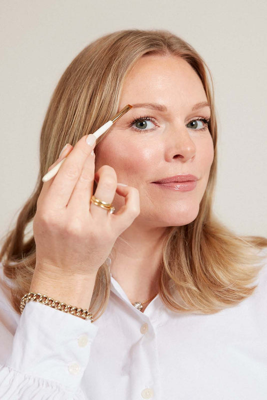 Leonie Scholl zeichnet die Augenbrauen mit dem JACKS beauty line Augenbrauenpinsel auf