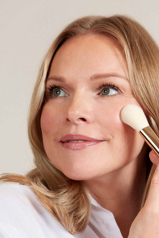 Leonie Scholl trägt Blush mit dem JACKS beauty line Präzisen Puderpinsel auf