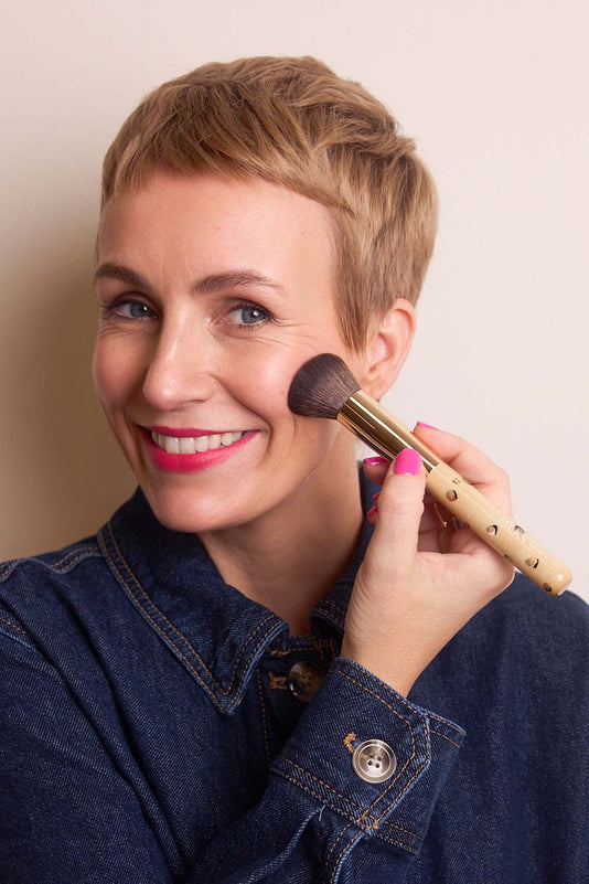 #farbwunsch_by-miriam-jacks, Miriam Jacks trägt Foundation mit dem JACKS beauty line Foundationpinsel auf