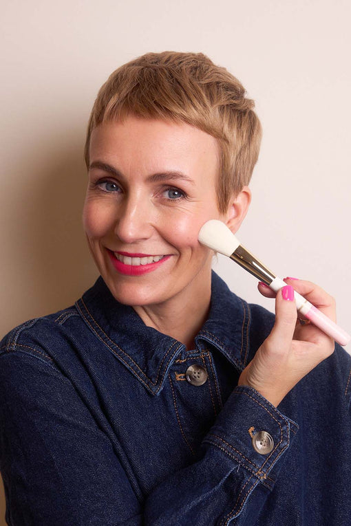 Miriam Jacks trägt Puder mit dem JACKS beauty line Präzisen Puderpinsel auf