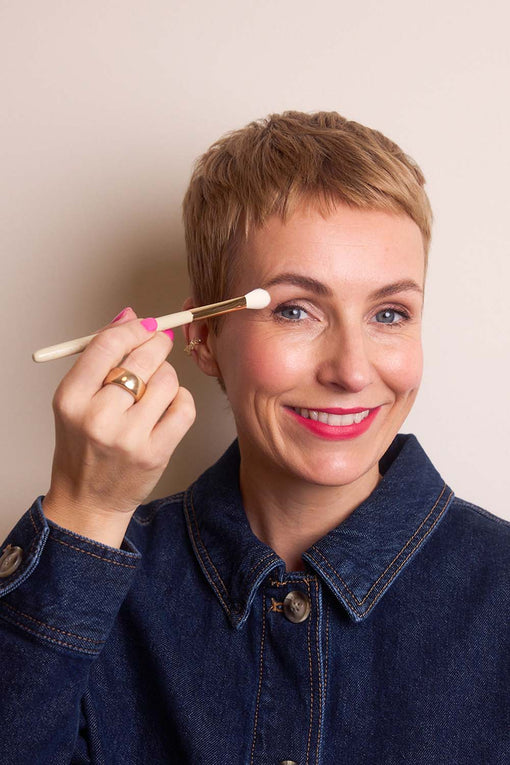Miriam Jacks trägt Lidschatten mit dem JACKS beauty line Blenderpinsel auf