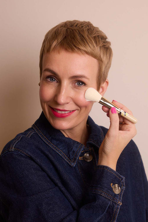 Miriam Jacks trägt Blush mit dem JACKS beauty line Mini Präzisen Puderpinsel auf