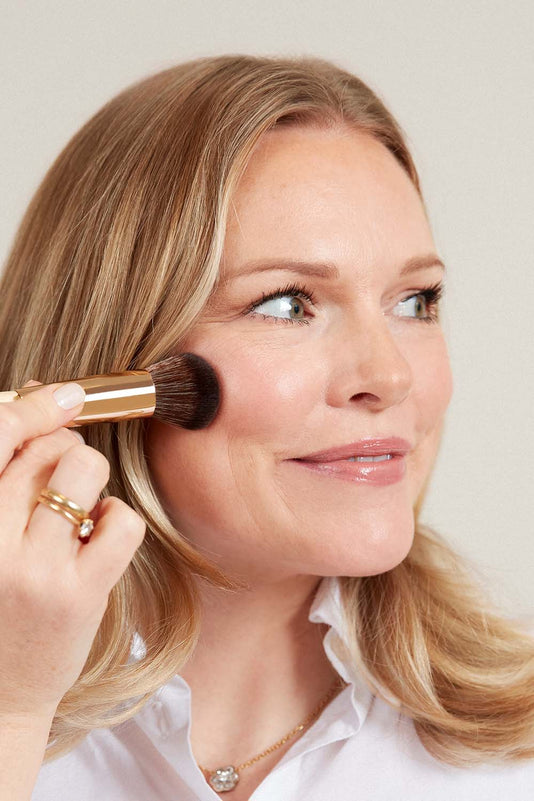 Leonie Scholl trägt Foundation mit dem JACKS beauty line Foundationpinsel auf
