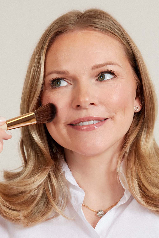 Leonie Scholl trägt Blush auf mit dem JACKS beauty line Rouge- und Contouringpinsel