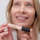 #farbwunsch_n-3, Blonde Frau mit dem Cream Concealer 