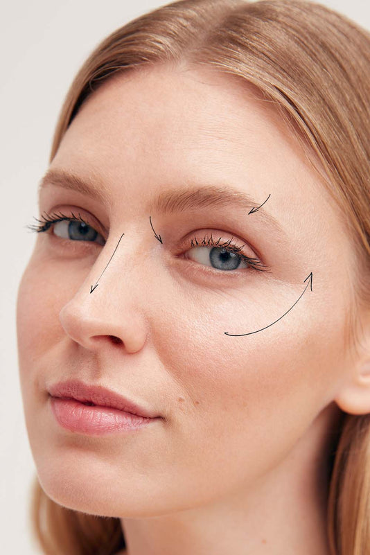 Blonde Frau trägt den JACKS beauty line Cream Highlighter auf den Wangen