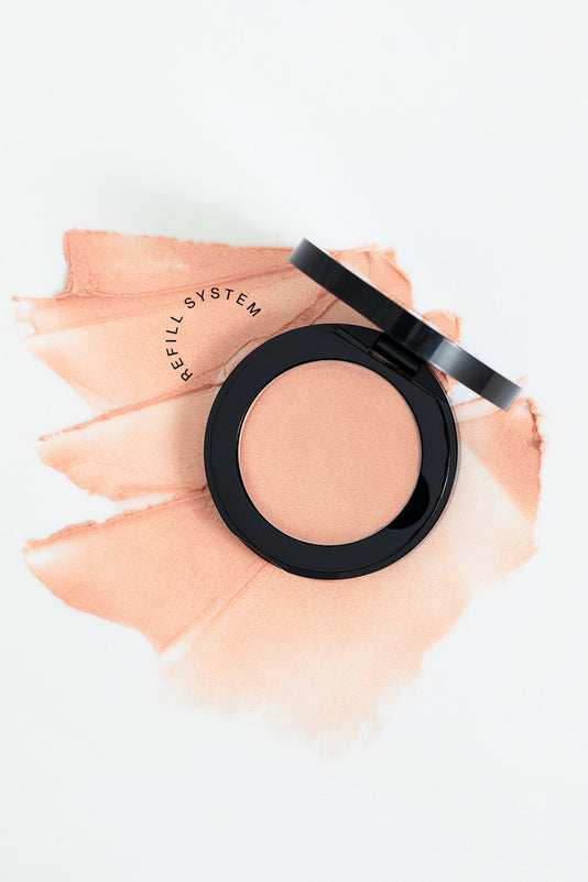JACKS beauty line Cream Highlighter in der Pfanne mit Farbswatches im Hintergrund