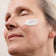 Frau Ü50 hat einen Swatch der JACKS beauty line Tagescreme auf der Wange