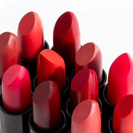 Viele JACKS beauty line Lippenstifte in verschiedenen Rottönen stehen aufgedreht nebeneinander