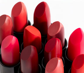 Viele JACKS beauty line Lippenstifte in verschiedenen Rottönen stehen aufgedreht nebeneinander