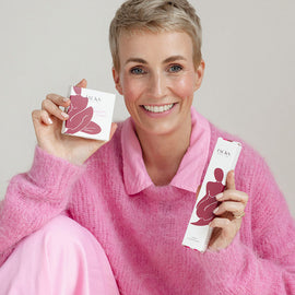 ein handbemalter Make-up Pinsel liegt auf dem offenen JACKS beauty line Cream Blush Duo