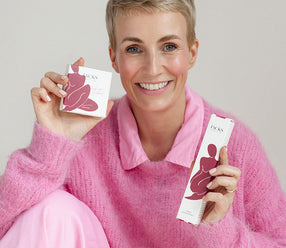 ein handbemalter Make-up Pinsel liegt auf dem offenen JACKS beauty line Cream Blush Duo