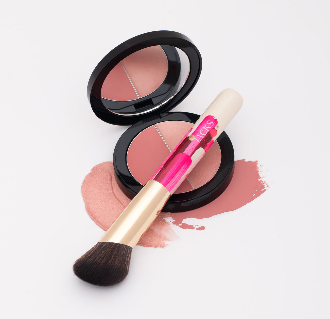 JACKS beauty line offenes Cream Blush Duo und einem handbemalten Pinsel darauf liegend