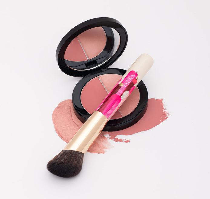 JACKS beauty line offenes Cream Blush Duo und einem handbemalten Pinsel darauf liegend