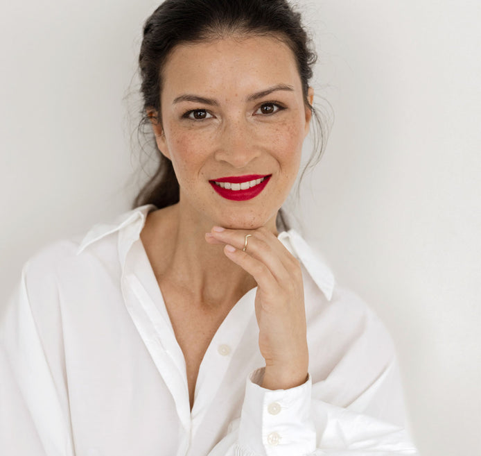 Frau mit braunen Haaren trägt den JACKS beauty line roten Lippenstift auf den Lippen