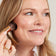 Frau trägt die JACKS beauty line Glow Foundation mit dem #12 Foundationpinsel auf