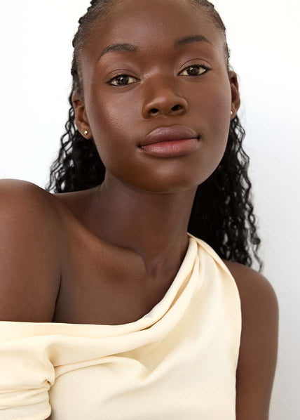 Schwarze Frau mit Braids trägt ein JACKS beauty line Full Face Make-up