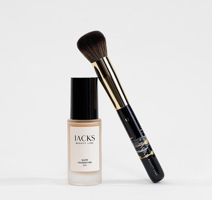 JACKS beauty line Foundationpinsel angelehnt an der Glow Foundation N4
