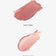Zwei übereinanderliegende Swatches eines Cream Blushed und Roséfarbenen Highlighter