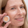 #farbwunsch_n-3, Frau trägt Cover Concealer Farbe N.3 und hält Concealer Tiegel in der Hand