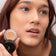 #farbwunsch_n-5, Frau mit JACKS beauty line Cover Concealer Tiegel in der Hand