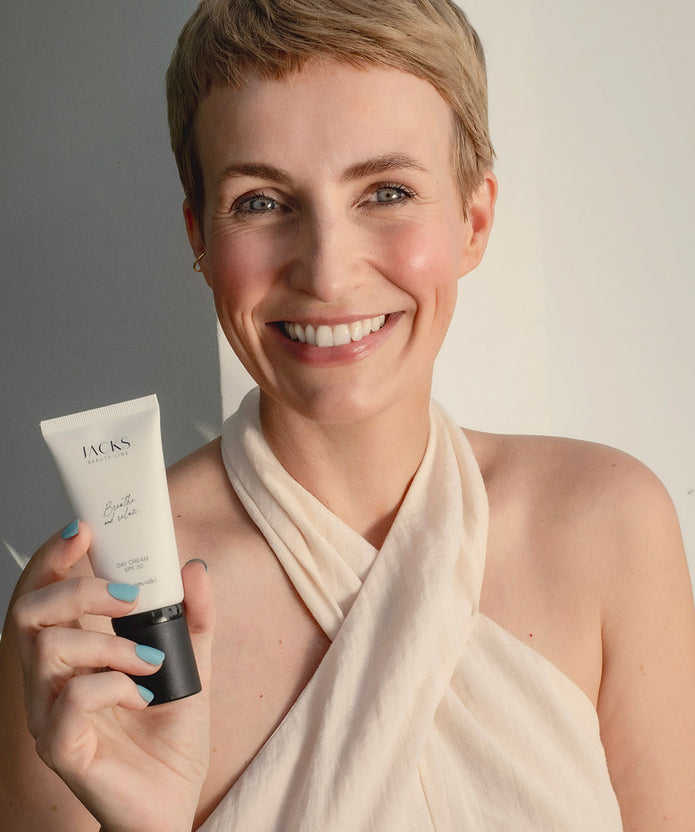 Miriam Jacks hält die JACKS beauty line Day Cream SPF 30 in der Hand